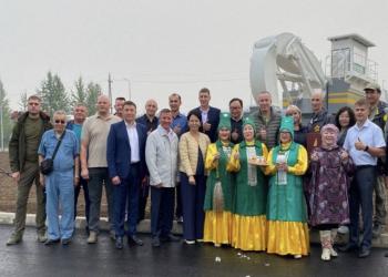 В поселке Нижний Куранах Алданского района открыли арт-объект «Экскаватор»